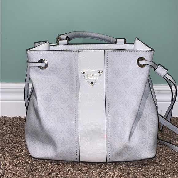 Guess purse - Picture 1 of 3